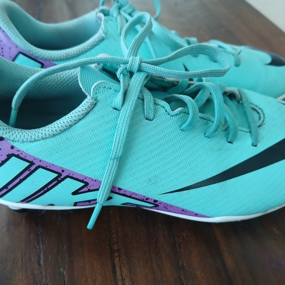 Nike Turquoise and Black Sports Shoes - Picture 4 of 6